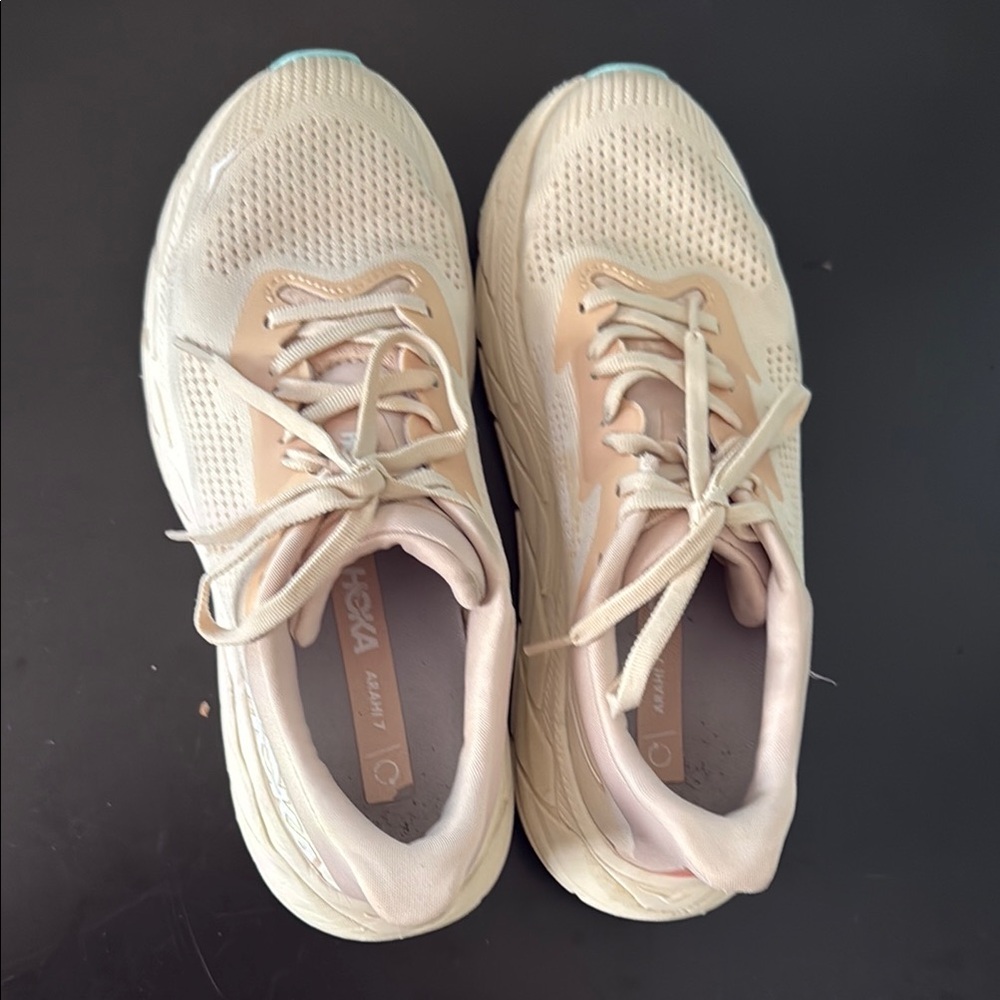 Hoka Arahi 7 size 8.5 in pale pink